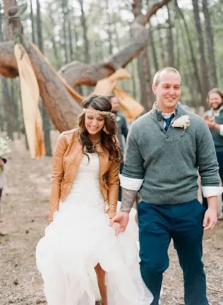 A meleg kardigán és pulóverek egy esküvői kép