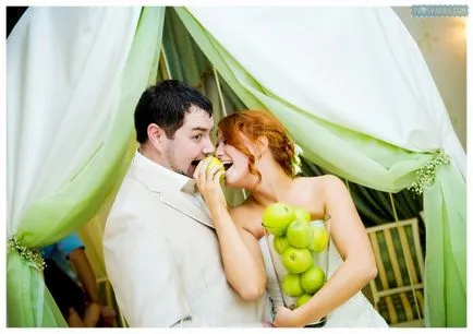 Apple vidám esküvői és Alexander marina