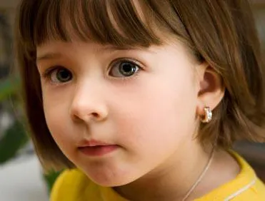 A választás az első fülbevaló gyerekeknek - ami jobb a gyermek fülbevalók, yuvelirum