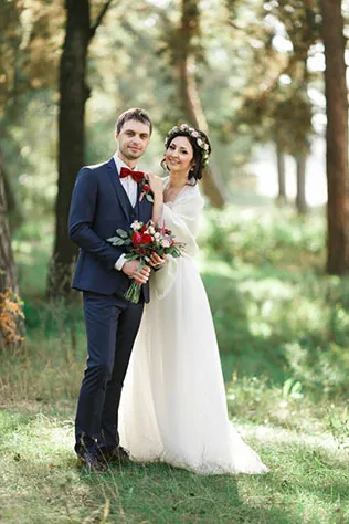 Fényes piros díszítéssel esküvő Sergey és Alena