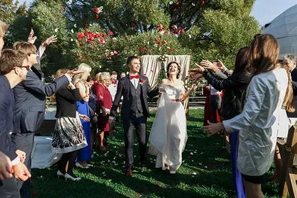 Fényes piros díszítéssel esküvő Sergey és Alena