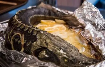 Kecsege kemencében sült fóliás burgonyával - hogyan kell főzni