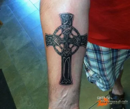 Стойността на татуировки кръст, християнски, келтски кръст с орнамент, ирландски - пресече Ботони