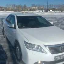 Fehér Toyota Camry az esküvő