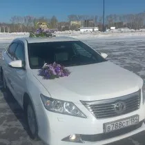 Alb Toyota Camry pentru ceremonia de nunta