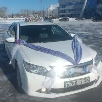 Fehér Toyota Camry az esküvő