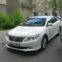 Fehér Toyota Camry az esküvő