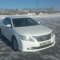 Fehér Toyota Camry az esküvő