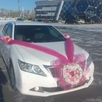 Fehér Toyota Camry az esküvő