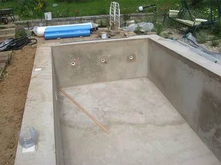 Pool kezével egy tál beton