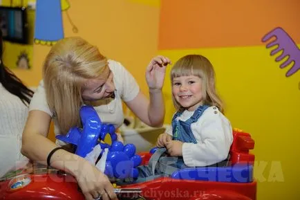 Gyermek fodrász fésű vidám, trendi frizurák lányoknak