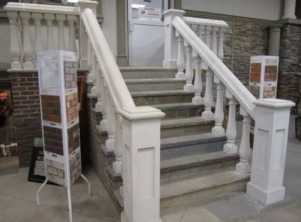 balustrade de proiectare pentru scările din casă și pridvorul pe stradă