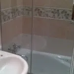 Perdele de duș în baie cu și fără palet