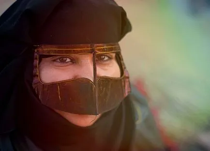 Miért arab nők viselnek arany maszk