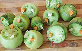 Пълнени зелени домати с чесън - стъпка по стъпка рецепти снимки