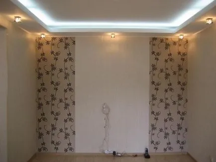 Interior de un dormitor cu combinat wallpapered