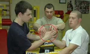 Cum de a lupta în armwrestling sobru și fără a le