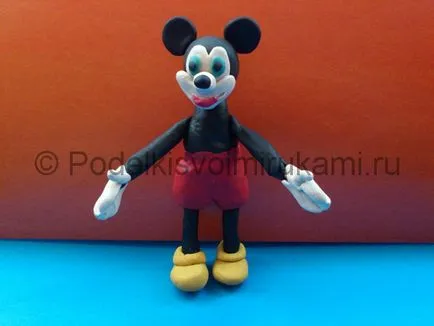 Mickey Mouse farag a plasztikákat