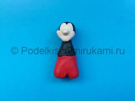 Mickey Mouse farag a plasztikákat