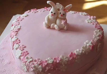 Как да се украсяват торта за 1-годишна възраст в дома си дете - как да декорирате стенвестник за една година бебе