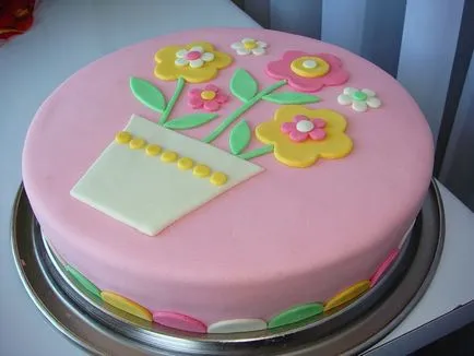 Hogyan díszíteni a tortát 1 éves a hazai gyermek - hogyan díszítik a falat újság egy évre baba