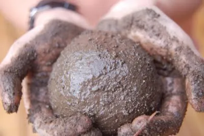 Ragyogó földes golyók vagy ballonok japán dorodango