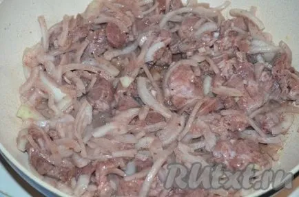 A pácolt húst egy serpenyőben - a recept egy fotó