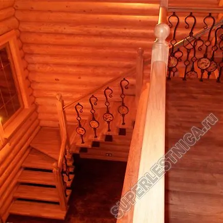 Евтини дървени стълби, за да дадат на снимки и видео създаването на структури, изработени от дърво на втория етаж
