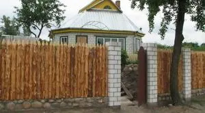 Log palisadă și gard împletit de pari de lemn cu mâinile lor