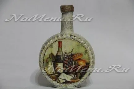 O sticlă de vin în stilul de decoupage și îmbătrânire