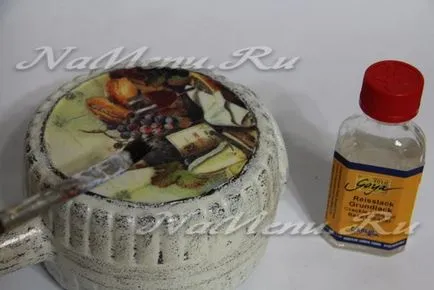 O sticlă de vin în stilul de decoupage și îmbătrânire