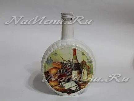 O sticlă de vin în stilul de decoupage și îmbătrânire