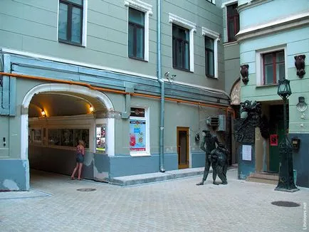A bronz emlékmű udvarán egy pár Bulgakov Múzeum