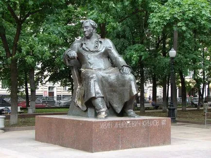 A bronz emlékmű udvarán egy pár Bulgakov Múzeum