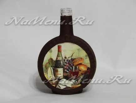 O sticlă de vin în stilul de decoupage și îmbătrânire