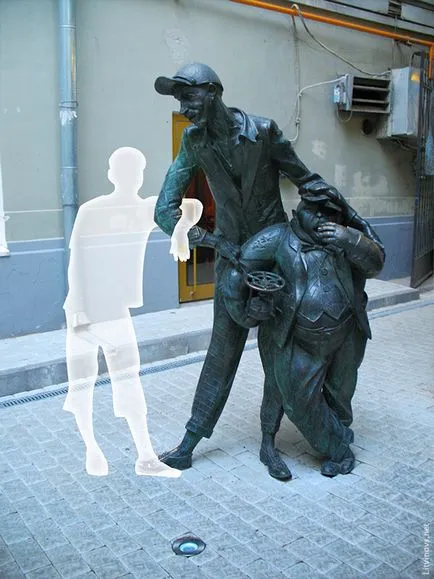 Monumentul de bronz în curtea unui cuplu de Bulgakov Museum