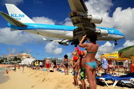 -Low aeronave care zboară pe plaja Maho Beach, fotografii și video