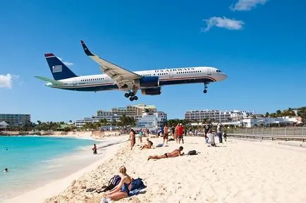 -Low aeronave care zboară pe plaja Maho Beach, fotografii și video