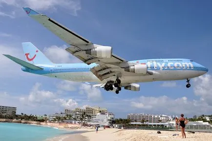 -Low aeronave care zboară pe plaja Maho Beach, fotografii și video