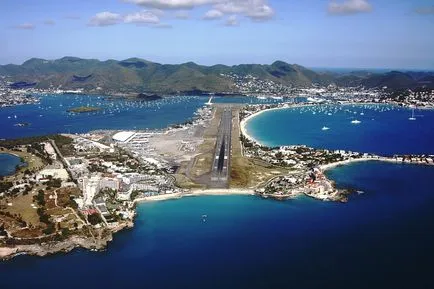 -Low aeronave care zboară pe plaja Maho Beach, fotografii și video