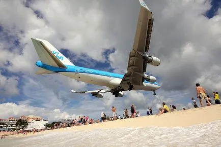 -Low aeronave care zboară pe plaja Maho Beach, fotografii și video