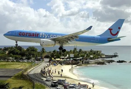 -Low aeronave care zboară pe plaja Maho Beach, fotografii și video