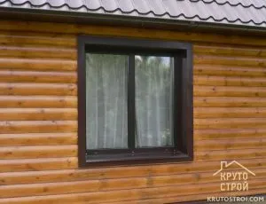 pante ferestre într-o casă de lemn