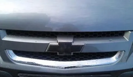 Преправяне на предния значка, промяна пред shildiga, рестилизирана Chevrolet Niva кръст