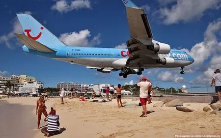 Beach, ahol repülőgépek repülnek, szórakoztató portál a feje fölött