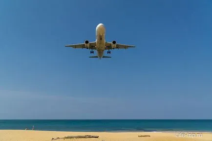 Strand repülőgép Phuket, ahol leülnek közvetlenül a feje fölött