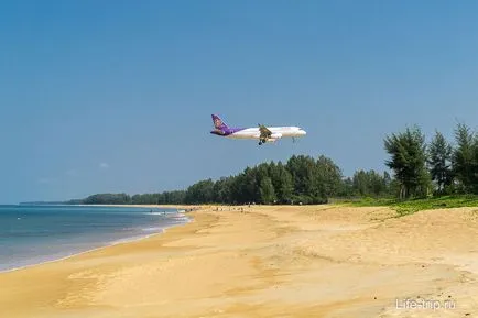Strand repülőgép Phuket, ahol leülnek közvetlenül a feje fölött