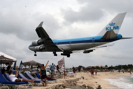 Beach, ahol repülőgépek repülnek, szórakoztató portál a feje fölött