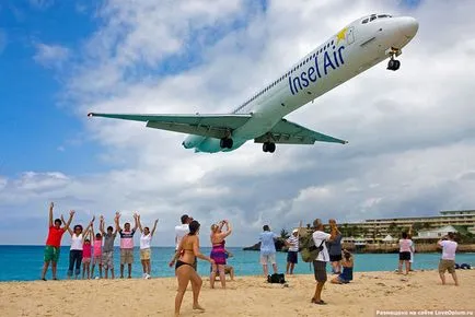 Beach, ahol repülőgépek repülnek, szórakoztató portál a feje fölött