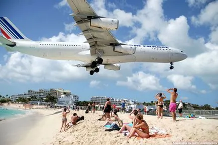 Beach, ahol repülőgépek repülnek, szórakoztató portál a feje fölött